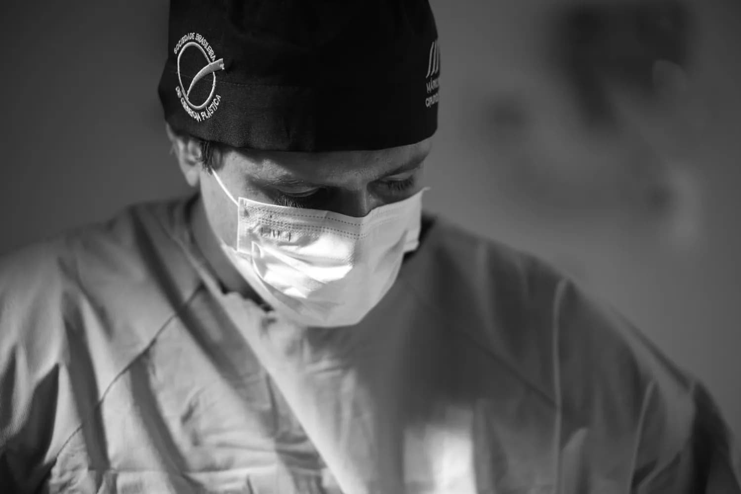 Dr. Mário Russano concentrado durante a atuação no centro cirúrgico