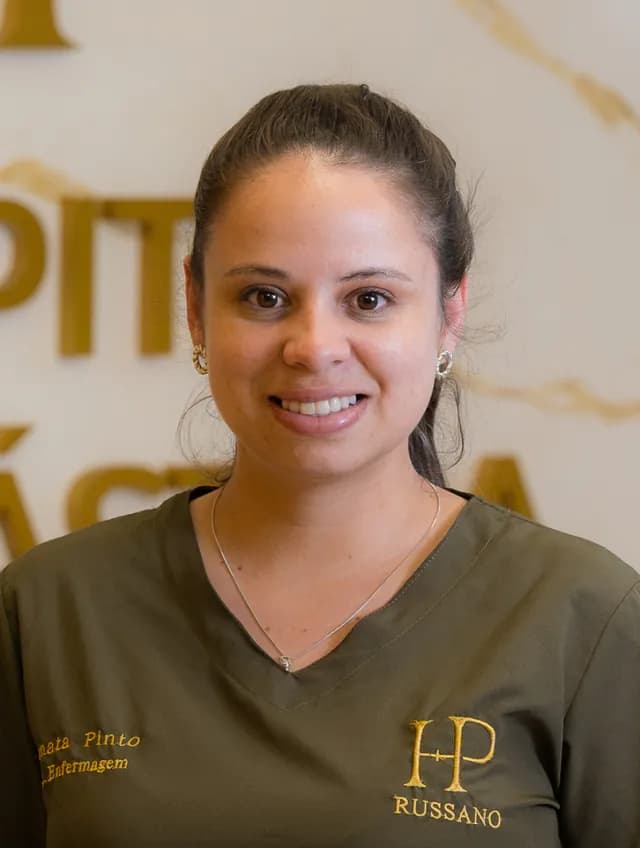 Renata Pinto, de cabelo preso e uniforme verde-oliva, sorrindo