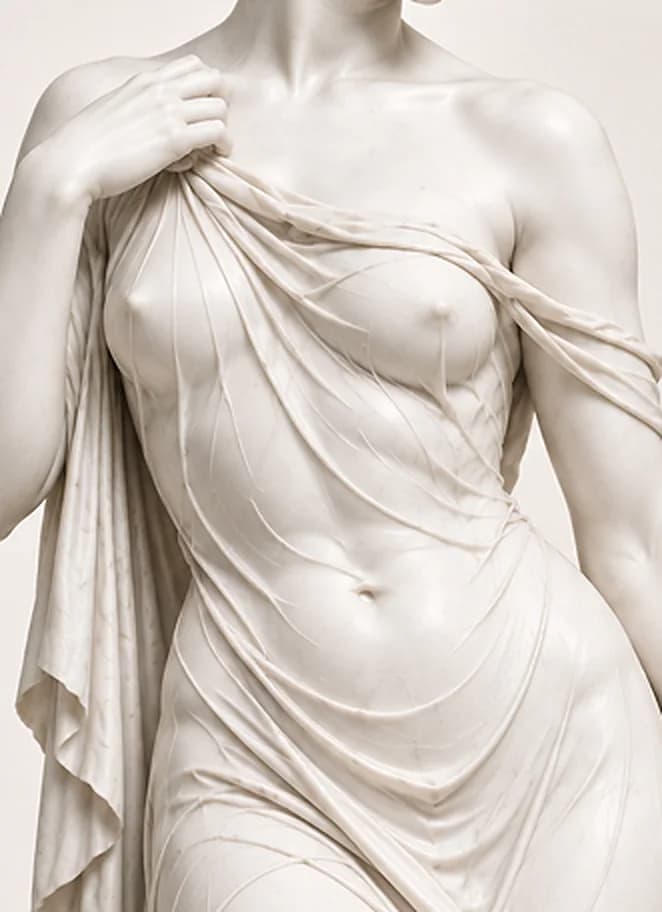 Escultura clássica em mármore, detalhe do abdômen com drapeado