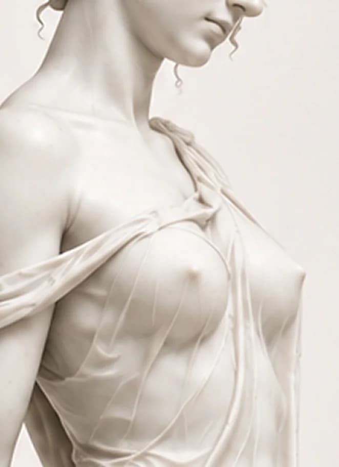 Escultura clássica em mármore, detalhe do busto com drapeado