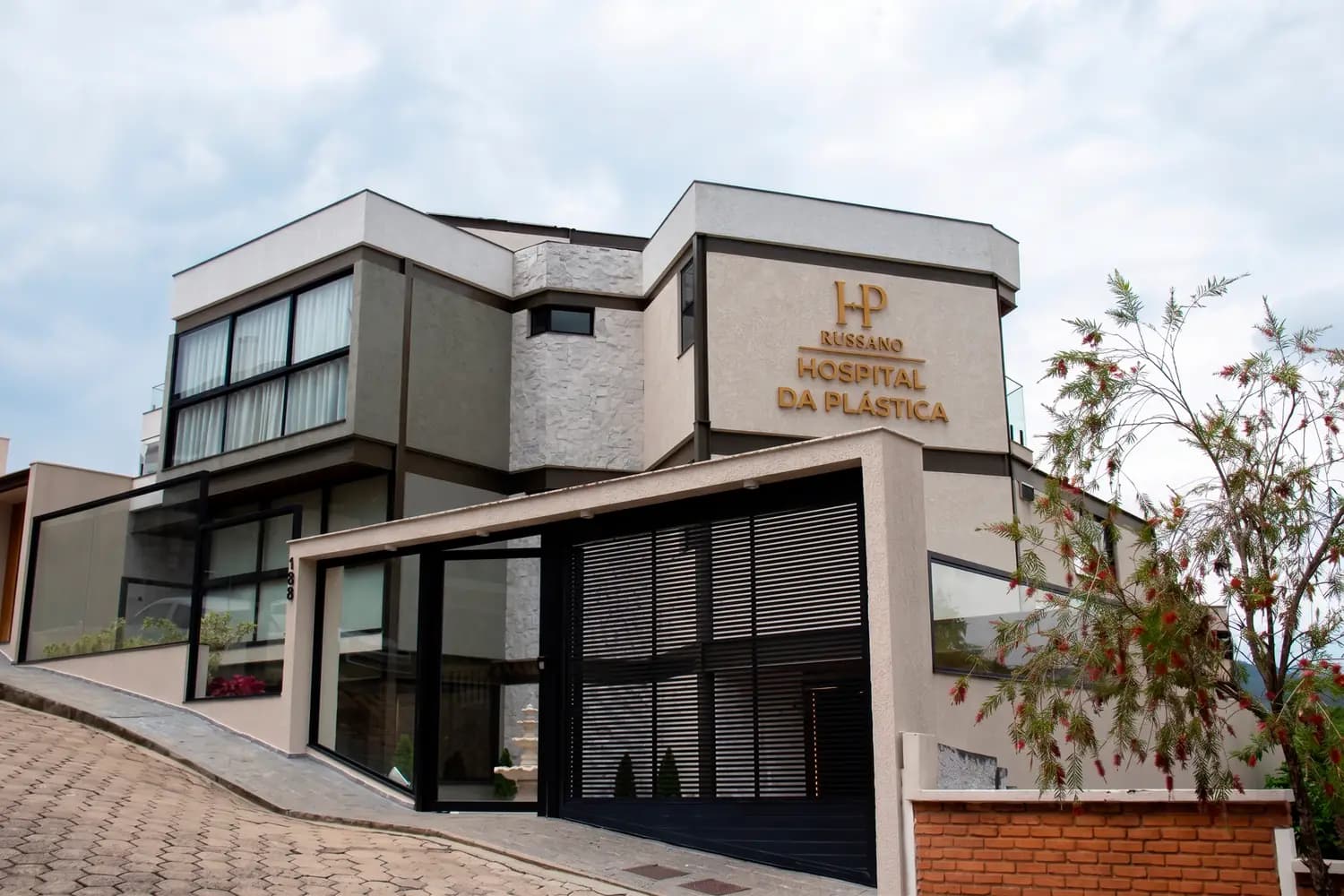 Fachada do hospital com o letreiro Russano Hospital da Plástica