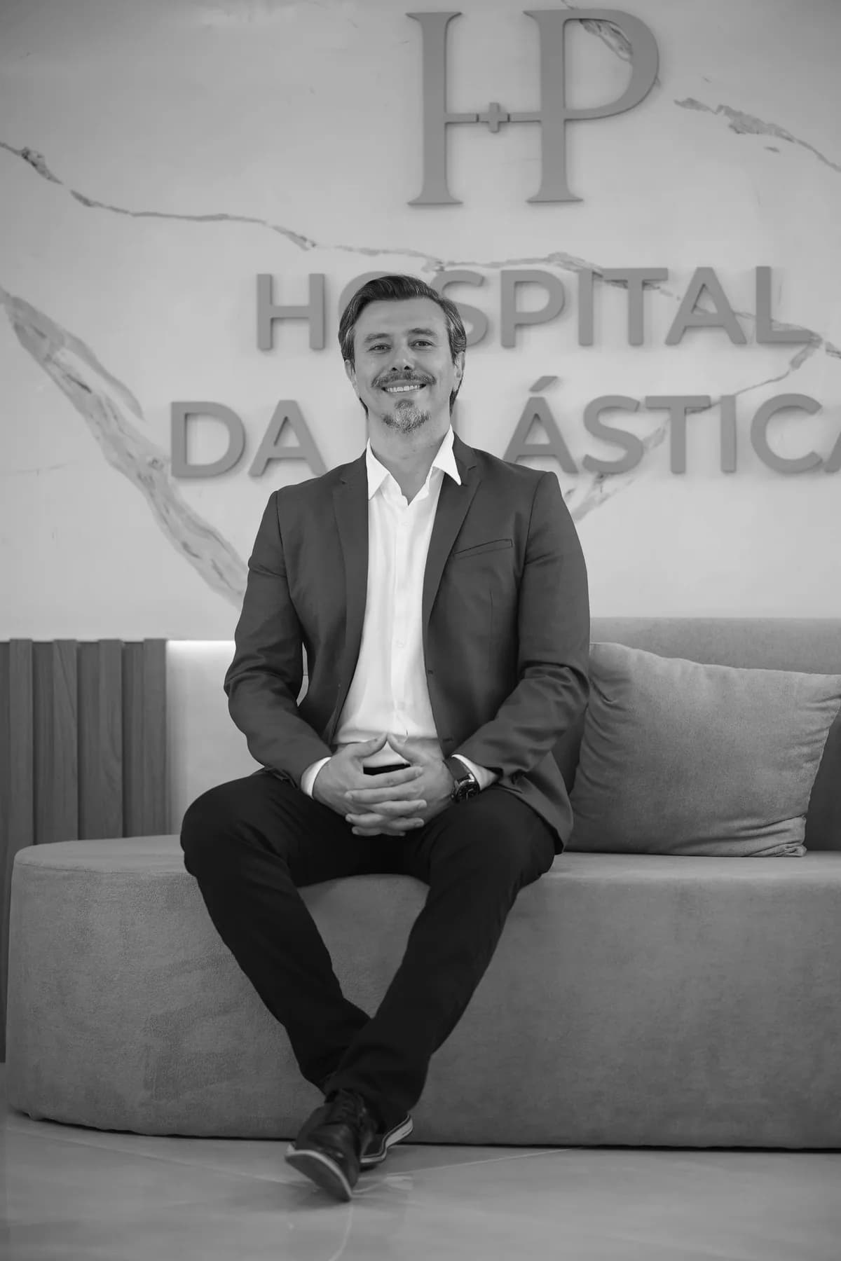 Dr. Mário Russano sentado na recepção do hospital