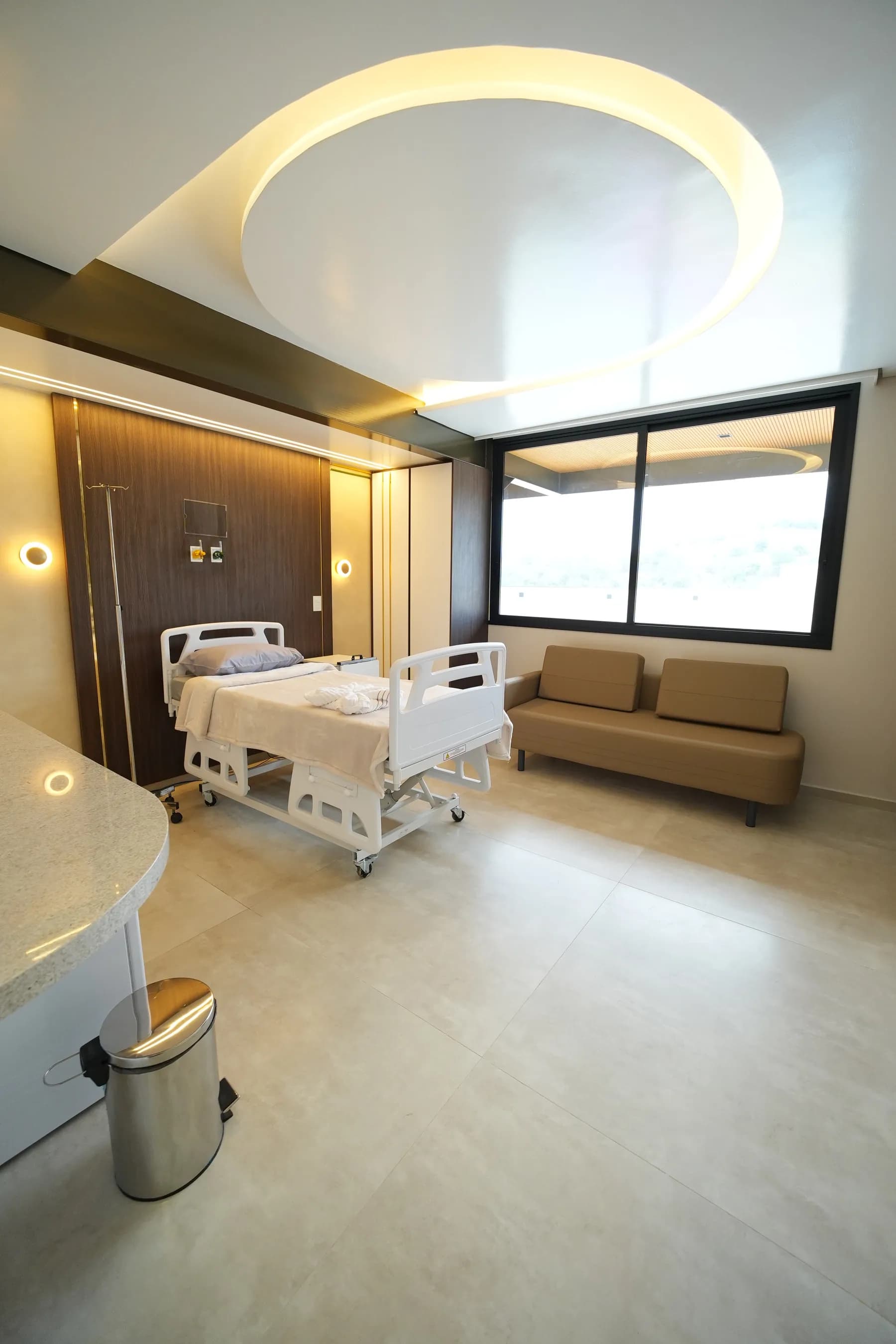 Acomodação do Russano Hospital da Plástica com luz natural e detalhes em madeira